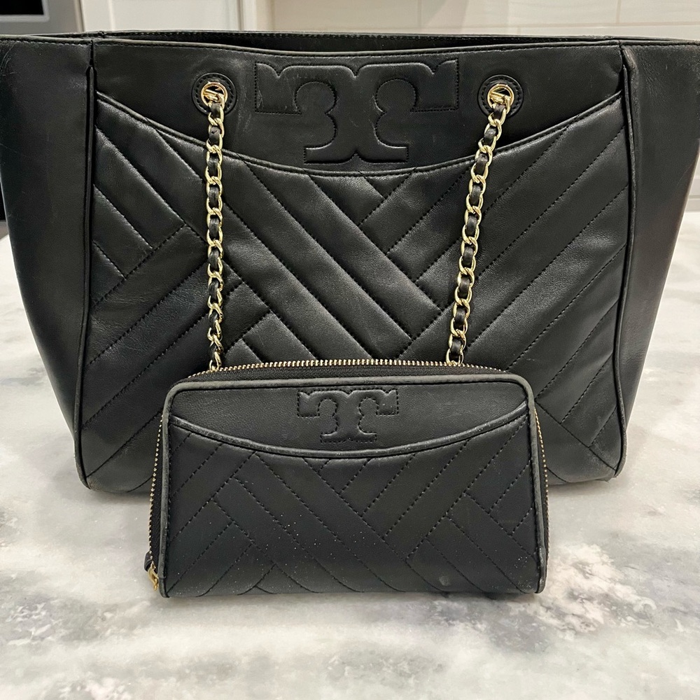 Beautiful Tory Burch tote and wallet